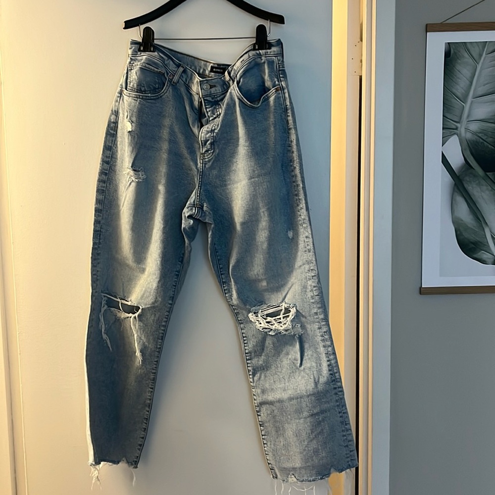 Express Jeans Modern Straight super high rise distressed finish. Size 16/R